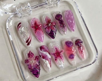 Uñas postizas hechas a mano con forma de medusas y estrellas de mar: Uñas postizas góticas con forma de ataúd de sirena.