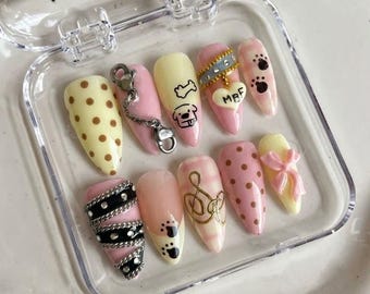 Uñas postizas con estampado de huellas de perro en tonos pastel rosa – Arte de uñas punk animal Y2K
