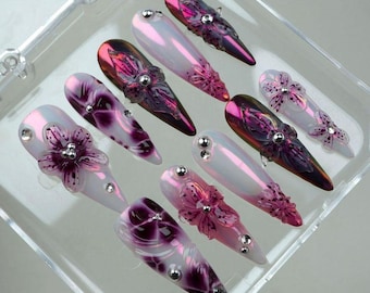 Uñas postizas 3D con diseño de flores cromadas, estilo Fairycore morado, stiletto, diseño de uñas con remolinos metálicos.
