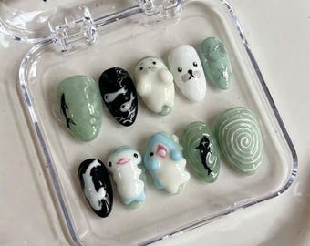 Uñas postizas hechas a mano con diseño de foca y tiburón, color verde salvia, diseño de arte oceánico.