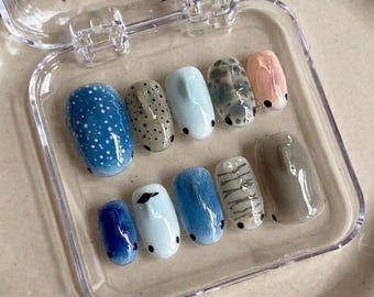 Uñas postizas hechas a mano con diseños de animales marinos: tiburón ballena, tiburón martillo blanco, uñas de verano.