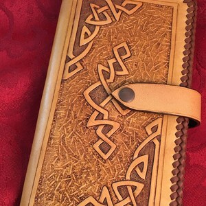 Cartera de embrague de cuero hecha a mano con diseños de nudos celtas