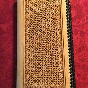 Cartera de clutch de cuero de mujer hecha a mano con diseño geométrico y todo el interior de cuero