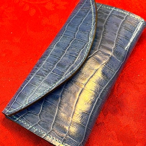 Cartera de embrague de cuero en relieve azul en relieve
