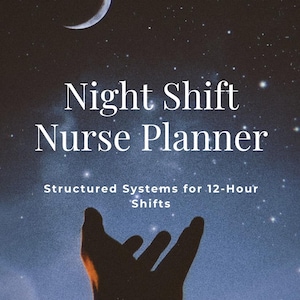 Pu&ograve; includere: Un download digitale intitolato "Night Shift Nurse Planner" su uno sfondo di cielo stellato. L'immagine presenta una luna crescente, stelle e una mano silhouette che si protende verso l'alto. &Egrave; incluso anche il testo "Structured Systems for 12-Hour Shifts".