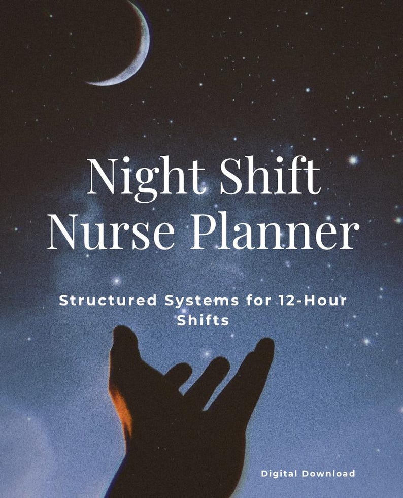 Pu&ograve; includere: Un download digitale intitolato "Night Shift Nurse Planner" su uno sfondo di cielo stellato. L'immagine presenta una luna crescente, stelle e una mano silhouette che si protende verso l'alto. &Egrave; incluso anche il testo "Structured Systems for 12-Hour Shifts".