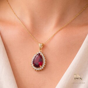 Colar Ruby Teardrop da Lakshmi Narayan • Delicado pingente de cristal vermelho em formato de pera • Joia com a pedra do mês de julho • Colar minimalista Royal Halo