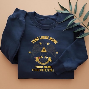 Puede incluir: Sudadera azul marino con texto dorado y un emblema detallado. El emblema presenta dos águilas, un triángulo con el número 32 y el texto "YOUR LODGE NAME". Debajo, el texto "SPES MEA INDEO EST" y "YOUR NAME YOUR CITY, STAT".