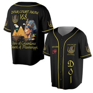 Könnte beinhalten: Schwarzes Baseball-Trikot mit gelben Zierleisten und Knöpfen. Das Trikot hat ein ägyptisches Design mit dem Text "YOUR COURT NAME 168" und "Oasis of Columbus Desert of Mississippi."
