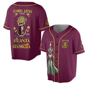 Könnte beinhalten: Burgunderfarbenes Baseball-Trikot mit goldfarbenen Zierleisten und Knopfverschluss. Die Vorderseite zeigt eine Grafik einer Figur und den Text "Your Name" und "Elmrra Azema Court 1010". Die Rückseite zeigt "Elmrra Azema Court" und "Atlanta, Desert of Georgia".