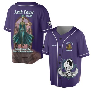 Könnte beinhalten: Lila Baseball-Trikot mit weißem Besatz. Auf der Rückseite befindet sich eine Illustration einer Frau in teal Roben, mit dem Text "Azah Court No.101 Oasis of Greenville Desert of South Carolina". Auf der Vorderseite befindet sich ein Design mit dem Text "Imperial Court Daughters."