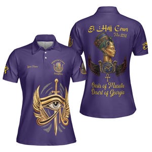 Könnte beinhalten: Lila Poloshirt mit goldenen und weißen Grafiken. Die Vorderseite zeigt ein Augen- und Schwertdesign mit dem Text "Your Name" und "Imperial Court Daughters". Auf der Rückseite sind eine Büste einer Frau, Flügel und der Text "El Hajj Court No. 252" und "Oasis of Musella Desert of Georgia" zu sehen.