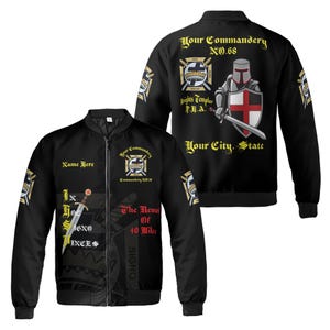 Pode incluir: Casaco bomber preto com vários emblemas e texto. O casaco apresenta um cavaleiro com uma espada e um escudo, juntamente com o texto "Your Commandery No. 68" e "Knights Templar". A frente do casaco tem uma espada e o texto "Name Here".