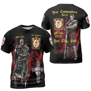 Puede incluir: Camisetas negras con un diseño de caballero. La parte delantera de la camiseta presenta un caballero con una espada, una cruz y el texto "Name Here" y "Your Commandery No.68". La parte trasera de la camiseta tiene un caballero con una espada y el texto "Your Commandery No.68" y "Your City, State".