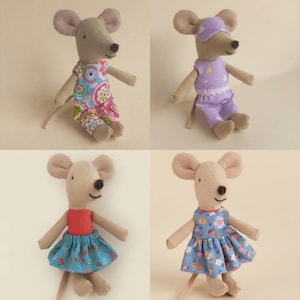 Può includere: Quattro bambole topo in peluche con corpo in tessuto color marrone chiaro e tratti del viso ricamati. Ogni topo indossa abiti diversi: una tutina a fiori, un pigiama color lavanda con mascherina, un top rosso con gonna a fiori e un vestito.