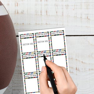 K&ouml;nnte beinhalten: Ein wei&szlig;es Spielblatt mit dem Text "GUESS THE SPORT" und "QUESTION HERE" aufgedruckt. Das Blatt ist in K&auml;stchen mit farbigen R&auml;ndern unterteilt. Ein schwarzer Stift wird &uuml;ber dem Blatt gehalten, bereit zum Schreiben.