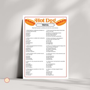 Peut inclure: Une feuille de jeu en papier blanc intitulée Hot Dog Trivia avec du texte orange et des illustrations de deux hot-dogs. La feuille contient douze questions à choix multiples sur les hot-dogs, chacune avec quatre options, encadrée en rouge.