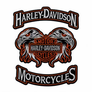 Peut inclure: Un ensemble de trois écussons brodés arborant le logo Harley-Davidson en blanc et orange sur fond noir. L'arc supérieur indique Harley-Davidson, le centre montre deux têtes d'aigle entourant un écusson, et l'arc inférieur indique Motorcycles.