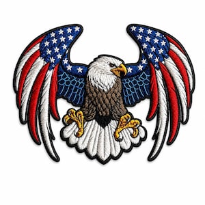 Può includere: Una toppa ricamata raffigurante un'aquila calva con le ali spiegate. Le ali presentano il motivo della bandiera americana, con sezioni blu con stelle bianche e strisce rosse e bianche. L'aquila ha la testa bianca, il corpo marrone e gli artigli gialli.