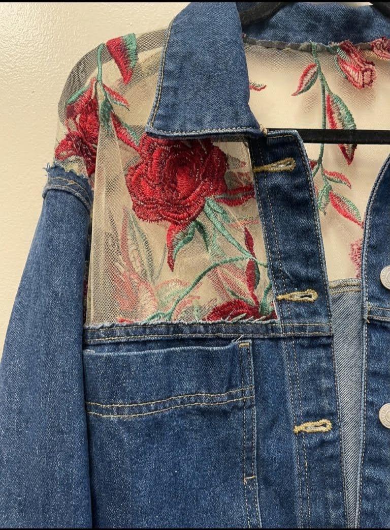 デニムジャケット 赤いバラ刺繍 赤いバラの刺繍入りデニムジャケット、バレンタインギフト - Etsy 日本