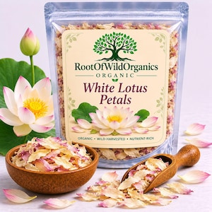 Op de afbeelding: Een doorzichtige zak met witte lotusblaadjes met de tekst "White Lotus Petals" en "Root of Wild Organics". Een houten kom en schep bevatten extra bloemblaadjes. Een lotusbloem en een knop staan op de achtergrond.
