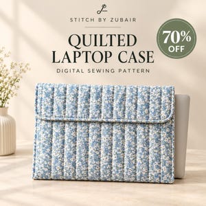 Peut inclure: Une housse d'ordinateur portable matelassée avec un motif floral bleu et blanc et des coutures verticales. Le texte indique : STITCH BY ZUBAIR, QUILTED LAPTOP CASE, DIGITAL SEWING PATTERN, et 70% OFF dans un cercle vert.