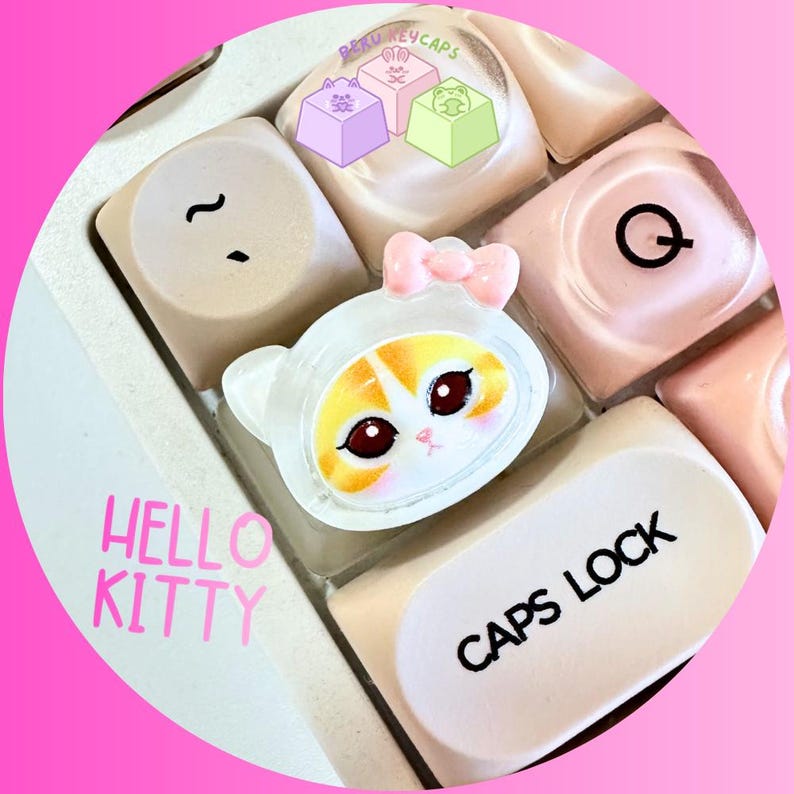 Pode incluir: Close-up de teclas personalizadas, incluindo um design Hello Kitty com um la&ccedil;o rosa. As teclas s&atilde;o bege e rosa, com um design de gato branco e laranja. Os textos "HELLO KITTY" e "CAPS LOCK" s&atilde;o vis&iacute;veis.