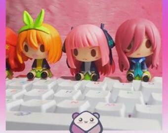 Teclas personalizadas com figuras de quíntuplos artesanais para teclados mecânicos e gamer.