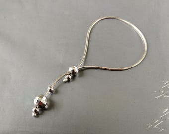 Cadena corporal íntima ajustable de plata de ley con diseño minimalista.