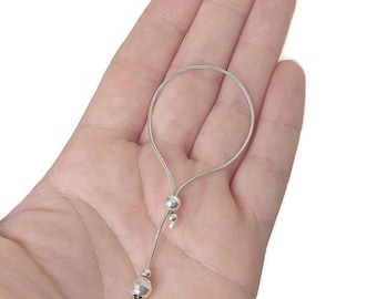 Cadena corporal íntima ajustable de plata de ley con diseño minimalista.