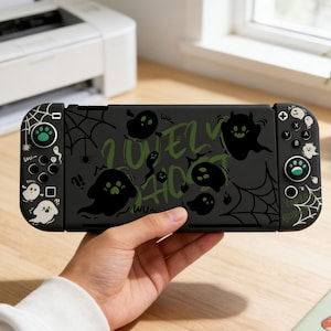 Op de afbeelding: Een rustiek houten bord met de tekst "Welcome to our home" in een handgeschreven stijl. Het bord heeft een verweerde afwerking en een eenvoudig, uitnodigend ontwerp, ideaal voor een veranda of entree.