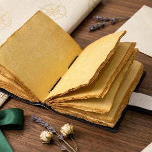 Pu&ograve; includere: Un cartello in legno rustico con la scritta "Welcome to our home" in lettere bianche. Il cartello presenta una finitura invecchiata e un design semplice e invitante, ideale per l'arredamento dell'ingresso.