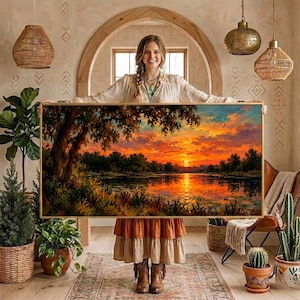 Könnte beinhalten: Ein rechteckiges Landschaftsgemälde, das einen leuchtenden Sonnenuntergang über einem ruhigen See zeigt, wobei sich tief orangefarbene und gelbe Wolken im Wasser spiegeln. Die Szene wird links von dunklen Baum-Silhouetten eingerahmt.