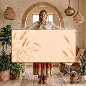 Puede incluir: Una pieza de arte mural rectangular con un fondo beige claro y una delicada ilustración de espigas de trigo doradas. La obra está enmarcada en un borde fino de madera clara, mostrando un tema botánico con líneas limpias.
