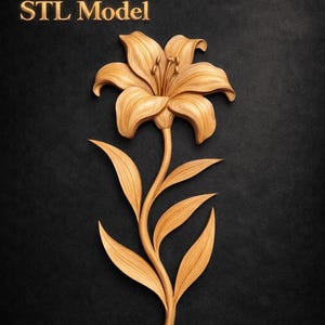 Op de afbeelding: Een houten leliesculptuur met de tekst "STL Model" in goud. De lelie is lichtbruin van kleur en heeft gedetailleerde kenmerken. De achtergrond is een donker, getextureerd oppervlak.