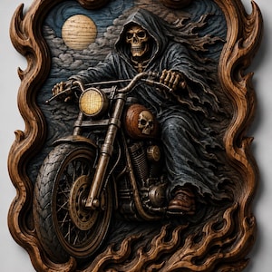 Könnte beinhalten: Ein Wandkunstwerk aus Holz, das den Sensenmann auf einem Motorrad zeigt. Das Kunstwerk zeigt einen detaillierten Schädel, einen dunklen Umhang und ein Motorrad im Vintage-Stil mit einem Totenkopf-Emblem. Der Hintergrund umfasst einen Mond und wirbelnde Wolken, alles in einem dekorativen Holzrahmen.