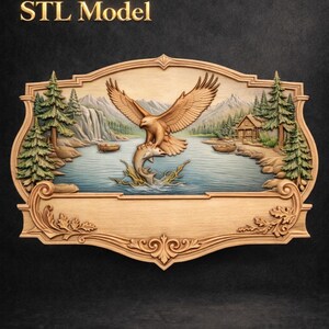 K&ouml;nnte beinhalten: Holzreliefschnitzerei mit einem Adler, der einen Fisch f&auml;ngt, vor dem Hintergrund eines Sees, Bergen und B&auml;umen. Der Text "STL Model" ist in Gold dargestellt. Die Schnitzerei hat einen dekorativen Rahmen.