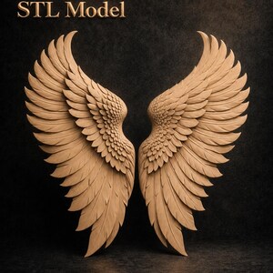 Può includere: Un paio di ali d'angelo in legno intagliate con cura, esposte su uno sfondo scuro. Le ali sono di un caldo tono legno naturale, con dettagliate trame di piume. Il testo "STL Model" è visualizzato in alto.