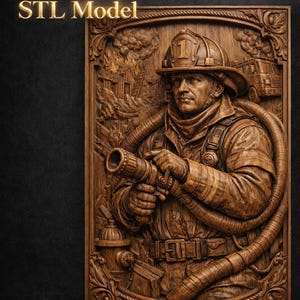 Peut inclure: Sculpture en relief en bois détaillée d'un pompier tenant un tuyau, avec un bâtiment en feu et un camion de pompiers en arrière-plan. Le texte "STL Model" est en haut. L'œuvre est encadrée de motifs décoratifs.