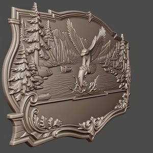 K&ouml;nnte beinhalten: Eine detaillierte Reliefschnitzerei, die einen majest&auml;tischen Adler zeigt, der einen Fisch in einem See f&auml;ngt, umgeben von Kiefern, Bergen und einer kleinen H&uuml;tte. Das Kunstwerk ist mit kunstvollen Schn&ouml;rkeln gerahmt.