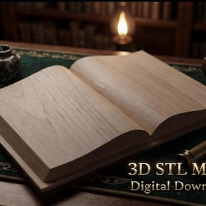Könnte beinhalten: Ein hölzernes, offenes Buchmodell mit sichtbarer Holzmaserung liegt auf einer grünen Oberfläche. Eine Feder und ein Tintenfass befinden sich links. Eine brennende Lampe und andere Bücher sind im Hintergrund. Der Text "3D STL Model Digital Download" steht unten.