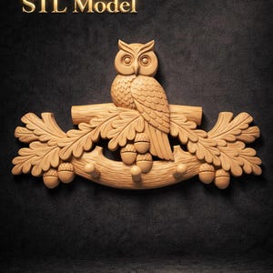 Könnte beinhalten: Detaillierte Holzskulptur einer Eule, die auf einem Ast mit Eichenblättern und Eicheln sitzt. Der Text "STL Model" ist in goldfarbenen Buchstaben über der Eule dargestellt. Die Skulptur ist hellbraun und vor einem dunklen Hintergrund.