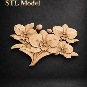 Könnte beinhalten: Eine detaillierte Holzschnitzerei eines Orchideen-Blütenarrangements. Die Schnitzerei zeigt mehrere offene Blüten, Knospen und Blätter, alle in einem natürlichen Holzton. Der Text "STL Model" wird in goldfarbenen Buchstaben angezeigt.