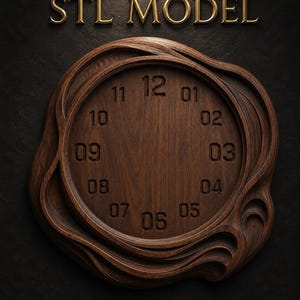 Könnte beinhalten: Eine dunkelbraune Holzuhr mit geschnitzten Details und einem einzigartigen, fließenden Design. Das Zifferblatt zeigt die Zahlen 1 bis 12. Die Worte "STL MODEL" stehen in goldfarbenen Buchstaben über der Uhr.