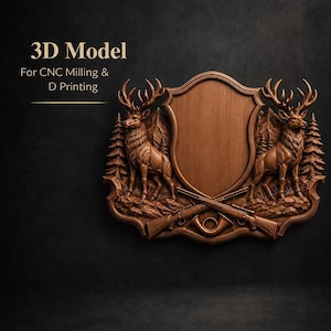 Op de afbeelding: Een bruin houten 3D-model voor CNC-frezen en 3D-printen met een centrale schildvormige plaquette geflankeerd door twee herten, dennenbomen en gekruiste geweren met een jachthoorn. De tekst 3D Model For CNC Milling & D Printing is zichtbaar.