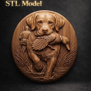Peut inclure: Sculpture en relief en bois représentant un Labrador Retriever tenant un canard dans sa gueule, dans un cadre circulaire. Le chien est représenté de manière réaliste et détaillée, avec un chasseur et des herbes hautes en arrière-plan. Le texte "STL Model" est en haut.