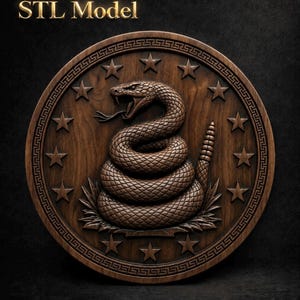 Könnte beinhalten: Eine kreisförmige Holzplakette mit einer geschnitzten Klapperschlange in der Mitte, umgeben von einem Ring aus neun fünfzackigen Sternen und einem dekorativen Rand. Der Text "STL Model" steht in goldener Schrift über dem Holzemblem.