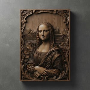 Op de afbeelding: Een houten reliëfsnijwerk van de Mona Lisa, omlijst met sierlijke bloemen en krullen. Het kunstwerk toont het iconische portret met gedetailleerd snijwerk, dat de serene uitdrukking van het onderwerp en de gedrapeerde kleding laat zien. Het reliëf is in bruintinten.