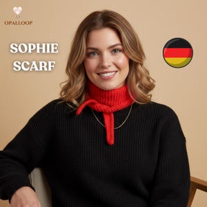 Op de afbeelding: Een vrouw draagt een rode Sophie sjaal en een zwarte trui. De sjaal is een gebreide nekwarmer met een lang, puntig uiteinde. De tekst "SOPHIE SCARF" wordt in witte letters weergegeven. Het OpalLoop-logo staat linksboven.