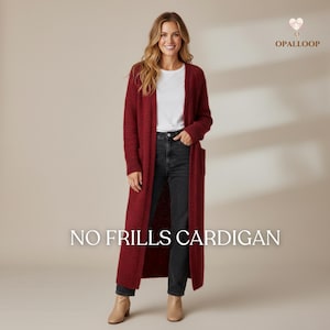 Pode incluir: Uma caneca de cerâmica branca com uma alça preta e o texto "But First, Coffee" em preto, em negrito. A caneca está sobre uma superfície branca. A caneca tem 10 cm de altura.